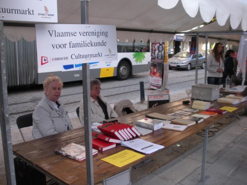 Ondervoorzitter Viviane Kelderman en secretaris Suzy Viaene aanwezig op de jaarlijkse Cultuurmarkt aan de Kouter te Gent